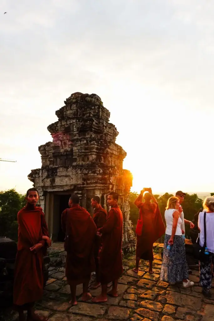 Vivid · Khong ខុង — frame 1